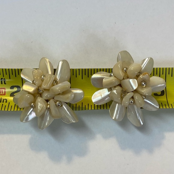 MADE IN JAPAN, VINTAGE CLIP ON EARRINGS. - Picture 6 of 9